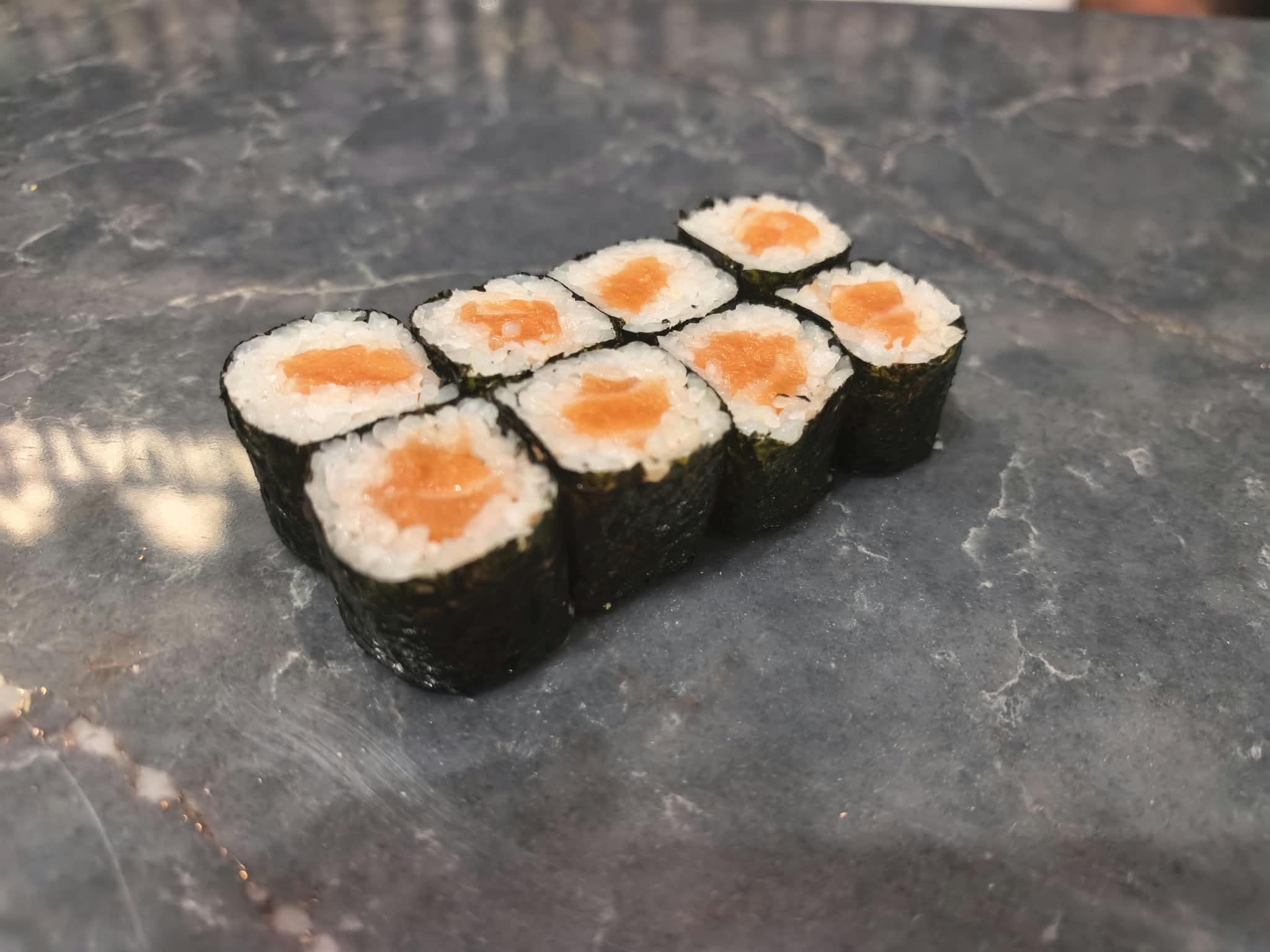 八件米饭与海苔三文鱼卷